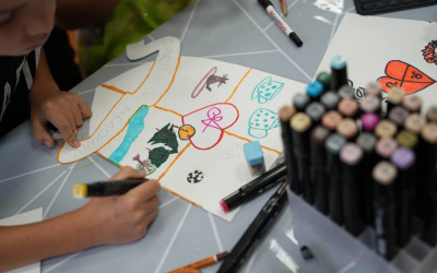 Этот мастер-класс доказал: чтобы прикоснуться к истории, не обязательно идти в музей. Иногда достаточно взять кисть, собраться за одним столом и захотеть рассказать миру свою уникальную историю. Владивостокский ДСК