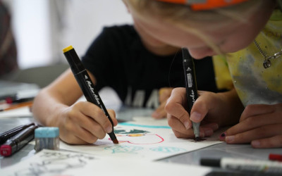 Этот мастер-класс доказал: чтобы прикоснуться к истории, не обязательно идти в музей. Иногда достаточно взять кисть, собраться за одним столом и захотеть рассказать миру свою уникальную историю. Владивостокский ДСК