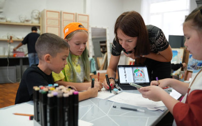 Этот мастер-класс доказал: чтобы прикоснуться к истории, не обязательно идти в музей. Иногда достаточно взять кисть, собраться за одним столом и захотеть рассказать миру свою уникальную историю. Владивостокский ДСК