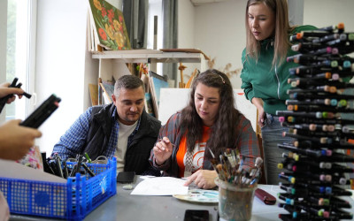 Этот мастер-класс доказал: чтобы прикоснуться к истории, не обязательно идти в музей. Иногда достаточно взять кисть, собраться за одним столом и захотеть рассказать миру свою уникальную историю. Владивостокский ДСК