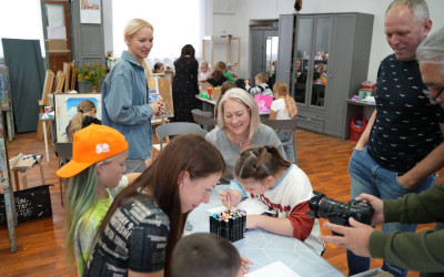 Этот мастер-класс доказал: чтобы прикоснуться к истории, не обязательно идти в музей. Иногда достаточно взять кисть, собраться за одним столом и захотеть рассказать миру свою уникальную историю. Владивостокский ДСК