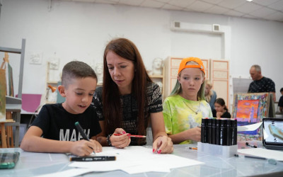 Этот мастер-класс доказал: чтобы прикоснуться к истории, не обязательно идти в музей. Иногда достаточно взять кисть, собраться за одним столом и захотеть рассказать миру свою уникальную историю. Владивостокский ДСК