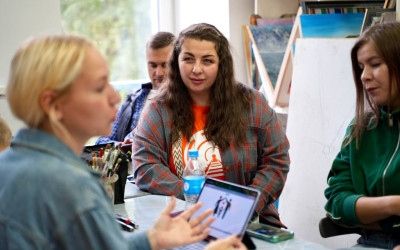 Этот мастер-класс доказал: чтобы прикоснуться к истории, не обязательно идти в музей. Иногда достаточно взять кисть, собраться за одним столом и захотеть рассказать миру свою уникальную историю. Владивостокский ДСК