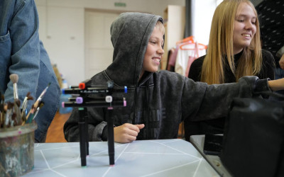 Этот мастер-класс доказал: чтобы прикоснуться к истории, не обязательно идти в музей. Иногда достаточно взять кисть, собраться за одним столом и захотеть рассказать миру свою уникальную историю. Владивостокский ДСК