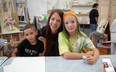 Этот мастер-класс доказал: чтобы прикоснуться к истории, не обязательно идти в музей. Иногда достаточно взять кисть, собраться за одним столом и захотеть рассказать миру свою уникальную историю. Владивостокский ДСК