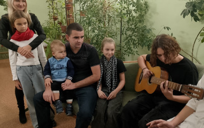 Семейный концерт среди зелени: участники проекта устроили душевный вечер с гитарой в зимнем саду.