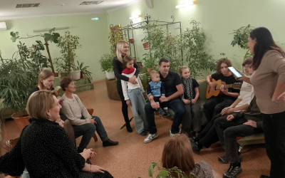 Семейный концерт среди зелени: участники проекта устроили душевный вечер с гитарой в зимнем саду.
