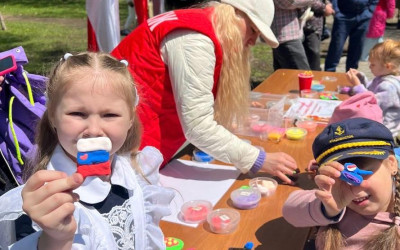 Праздничное гуляние в сквере Владивостокского  Дворца культуры привлекло участников проекта - семьи железнодорожников!   