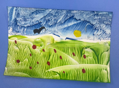 В семейном клубе Приволжской детской железной дороги состоялся необычный и очень «теплый» мастер-класс по энкаустике — искусству рисования расплавленным воском с помощью утюга.