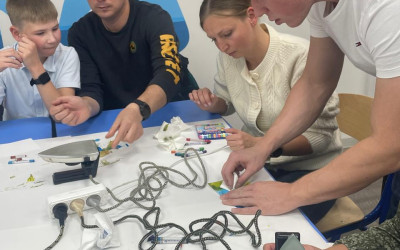 В семейном клубе Приволжской детской железной дороги состоялся необычный и очень «теплый» мастер-класс по энкаустике — искусству рисования расплавленным воском с помощью утюга.