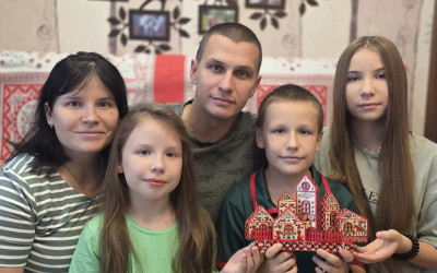 Единство в красках: как семьи расписали ключницу-оберег в мезенском стиле