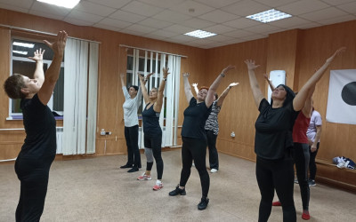 Танцевальный ретрит для мам: в дорожном клубе «Горьковский» прошел мастер-класс в рамках проекта «Семейные ценности и традиции»