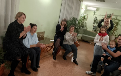 Семейный концерт среди зелени: участники проекта устроили душевный вечер с гитарой в зимнем саду.