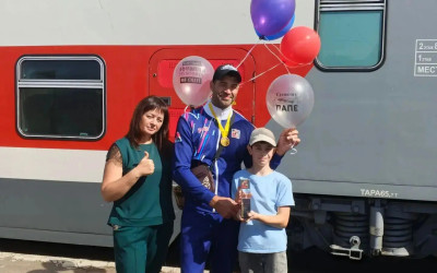 Забота, которая греет сильнее льда: родные встречают своего чемпиона.