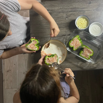 "Лодочки" из сладкого перца с куриным фаршем, рисом сырной «шапкой» (в духовке)