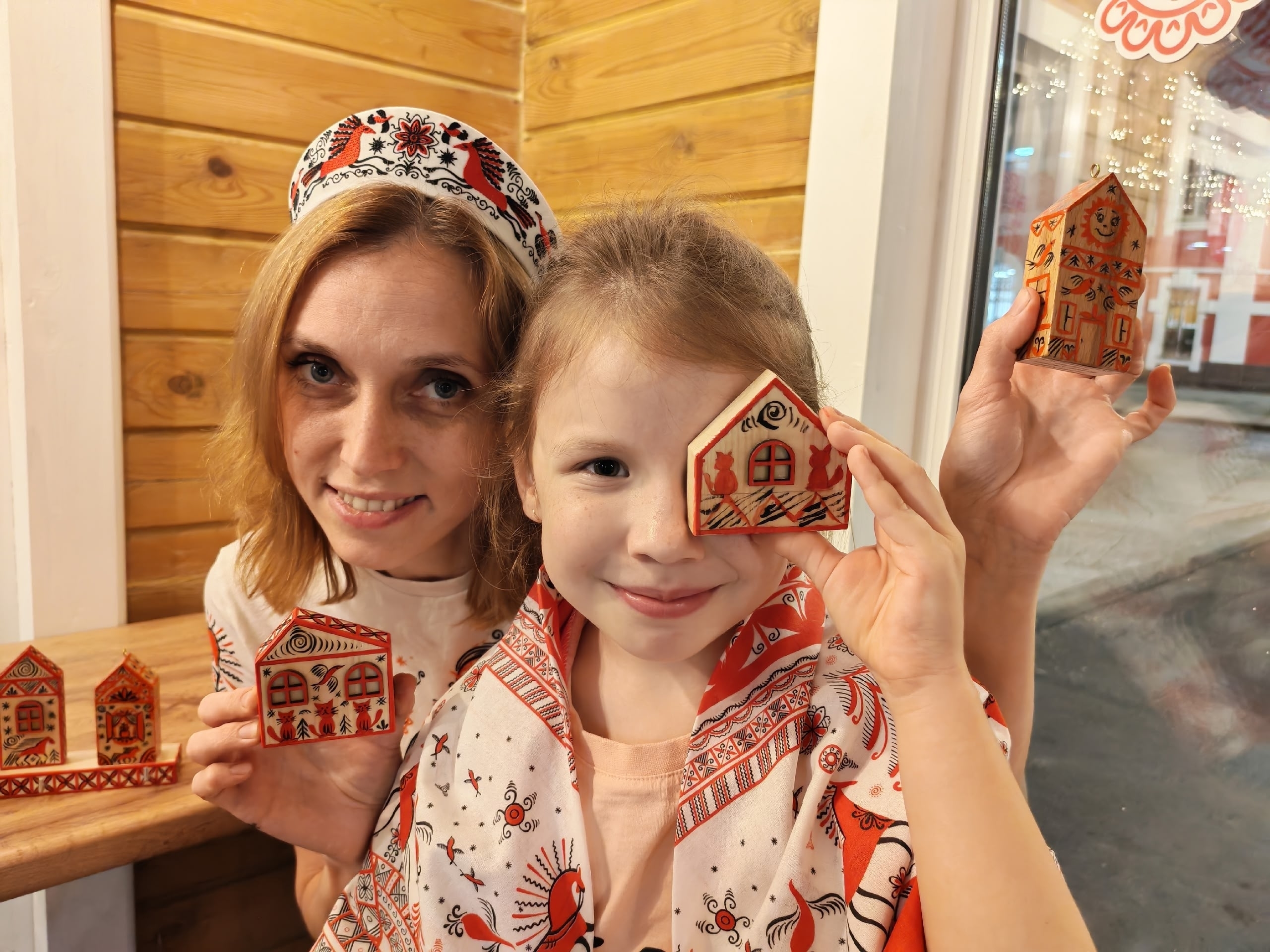 Единство в красках: как семьи расписали ключницу-оберег в мезенском стиле