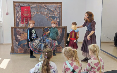 В рамках интерактивного проекта "Сказка в дом" во ДКЖ г. Тюмени для семей железнодорожников представлена театральная лаборатория "Лети, деревянная птица!"