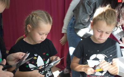 В рамках интерактивного проекта "Сказка в дом" во ДКЖ г. Тюмени для семей железнодорожников представлена театральная лаборатория "Лети, деревянная птица!"