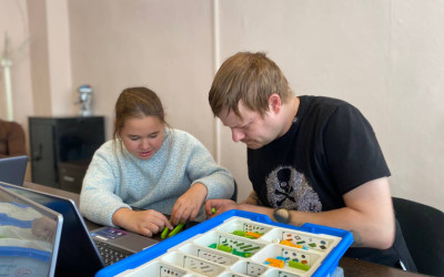 «ТехноЭкспресс» доказал, что совместное творчество и увлечение технологиями — это лучший способ не только весело и с пользой провести время всей семьей, но и построить мост взаимопонимания между поколениями. Хабаровский ДСК.