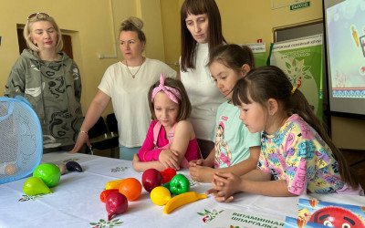 "Конкурсно-игровая программа "Мама, папа, я – здоровая семья" в семейном клубе "Красноярский" 