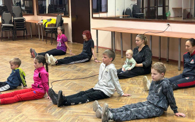 Спорт объединяет: мастер-класс по гимнастике для всей семьи прошел в дорожном семейном клубе 