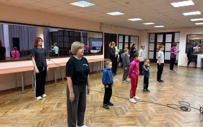 Спорт объединяет: мастер-класс по гимнастике для всей семьи прошел в дорожном семейном клубе 