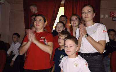 Семьи Комсомольского "Дорожного семейного клуба"   окунулись в волшебный мир цирка!