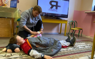 «Жизнь в твоих руках»: Хабаровские семьи осваивают навыки первой помощи.