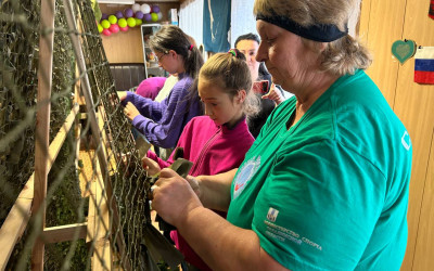 Семьи Южно-Сахалинского ДСК приняли участие в мастер-классе «Добро своими руками» по изготовлению маскировочных сетей для нужд специальных операций.