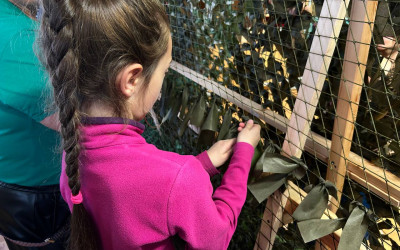 Семьи Южно-Сахалинского ДСК приняли участие в мастер-классе «Добро своими руками» по изготовлению маскировочных сетей для нужд специальных операций.