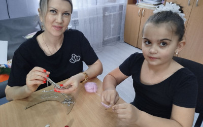 Семьи Тындинского ДСК погрузились в творческий процесс и провели время в приятной обстановке. 