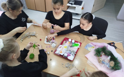 Семьи Тындинского ДСК погрузились в творческий процесс и провели время в приятной обстановке. 