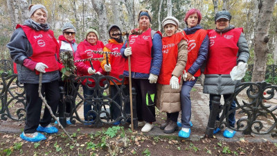 "Дорожный семейный клуб" Южно-Сахалинска совместно с волонтерами острова провел масштабную акцию по благоустройству мест погребения ветеранов Великой Отечественной войны и солдат специальной военной операции. 