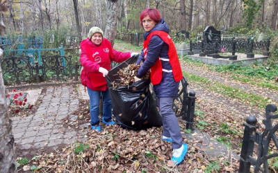 "Дорожный семейный клуб" Южно-Сахалинска совместно с волонтерами острова провел масштабную акцию по благоустройству мест погребения ветеранов Великой Отечественной войны и солдат специальной военной операции. 