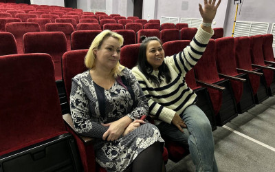 Семьи работников Южно-Сахалинского ДСК окунулись в атмосферу теплой семейной гостиной, где прошло знакомство с богатой историей отрасли.