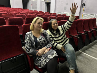 Семьи работников Южно-Сахалинского ДСК окунулись в атмосферу теплой семейной гостиной, где прошло знакомство с богатой историей отрасли.