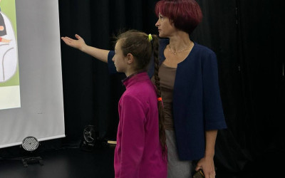 Семьи работников Южно-Сахалинского ДСК окунулись в атмосферу теплой семейной гостиной, где прошло знакомство с богатой историей отрасли.