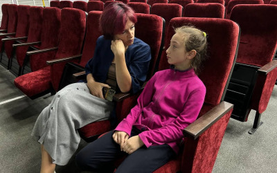 Семьи работников Южно-Сахалинского ДСК окунулись в атмосферу теплой семейной гостиной, где прошло знакомство с богатой историей отрасли.