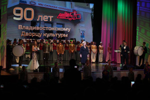 На Дальнем Востоке семья железнодорожников — одна большая семья! И когда Владивостокскому  Дворцу культуры железнодорожников исполнилось 90 лет, семьи Дальневосточной железной дороги из разных городов спешили поздравить любимый дворец с юбилеем. 