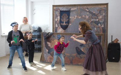 В рамках интерактивного проекта "Сказка в дом" во ДКЖ г. Тюмени для семей железнодорожников представлена театральная лаборатория "Лети, деревянная птица!"